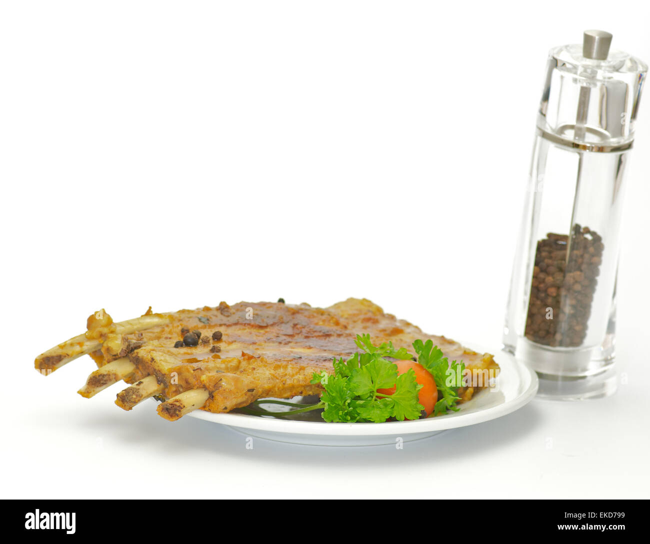 Grigliata di costolette di maiale sulla piastra bianca Foto Stock