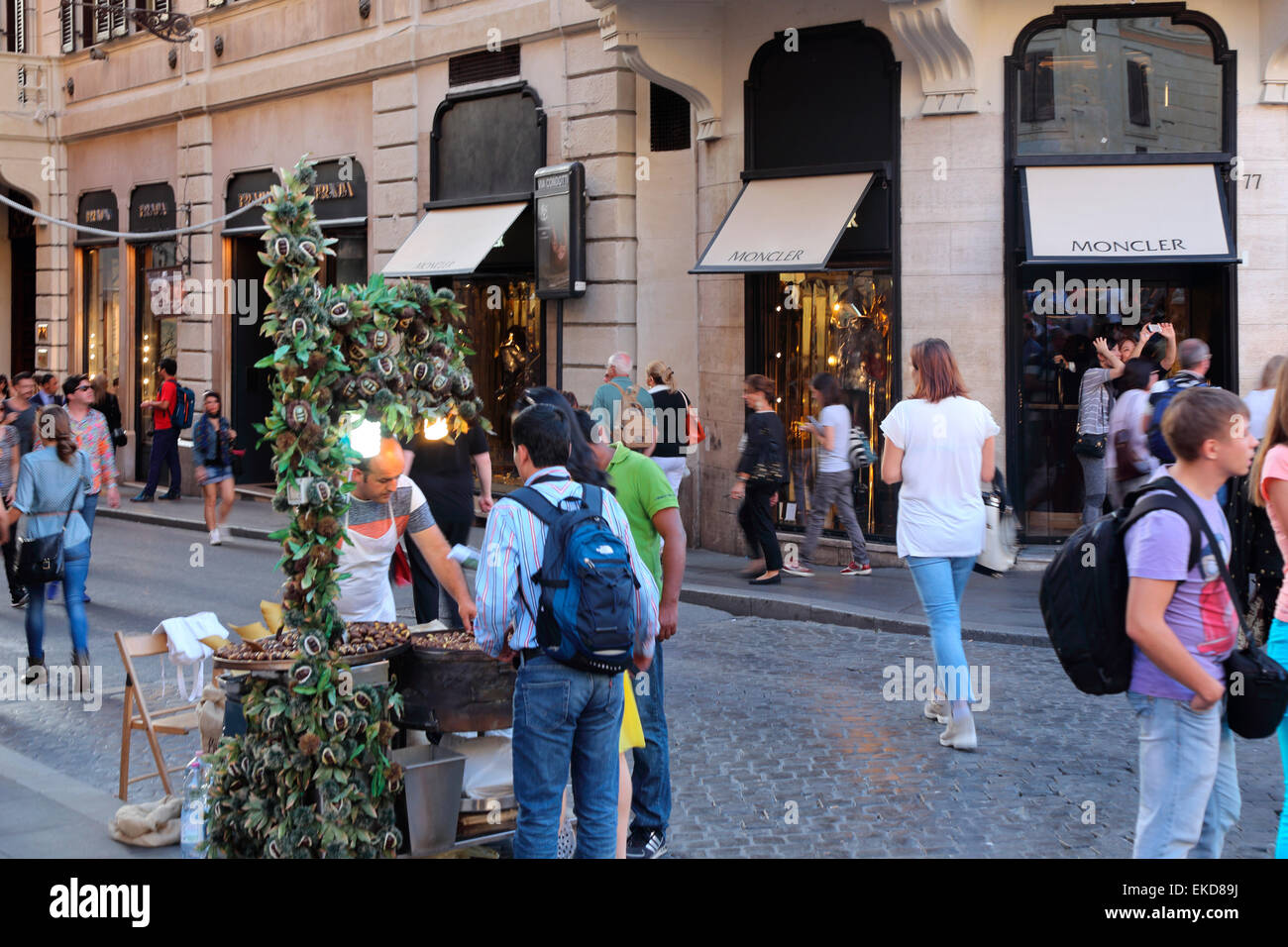 Italia Roma Via dei Condotti Pizza di Spagna Foto Stock