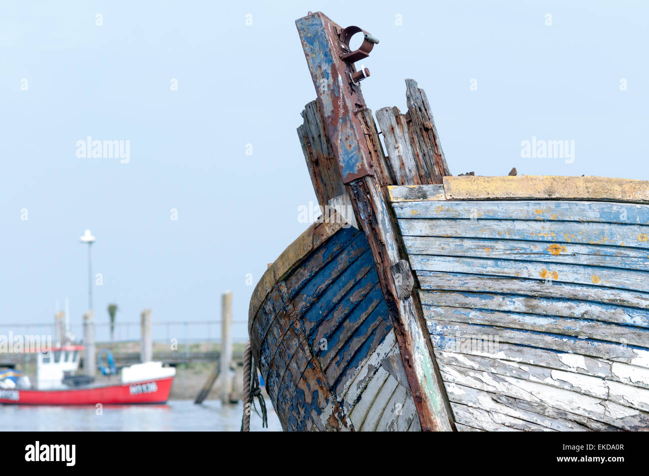 Un vecchio legno barca di pesca al Porto di segale Foto Stock