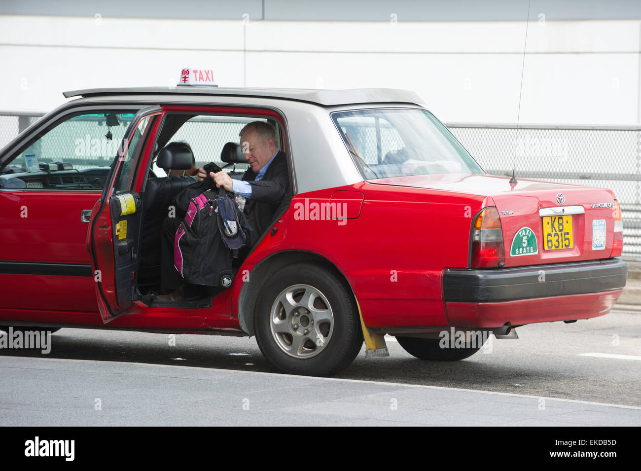 L uomo esce a Hong Kong il taxi. Foto Stock