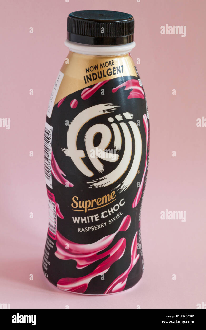 Bottiglia di ora più indulgente Frijj suprema al cioccolato bianco lampone frullato di turbolenza bere su sfondo rosa Foto Stock