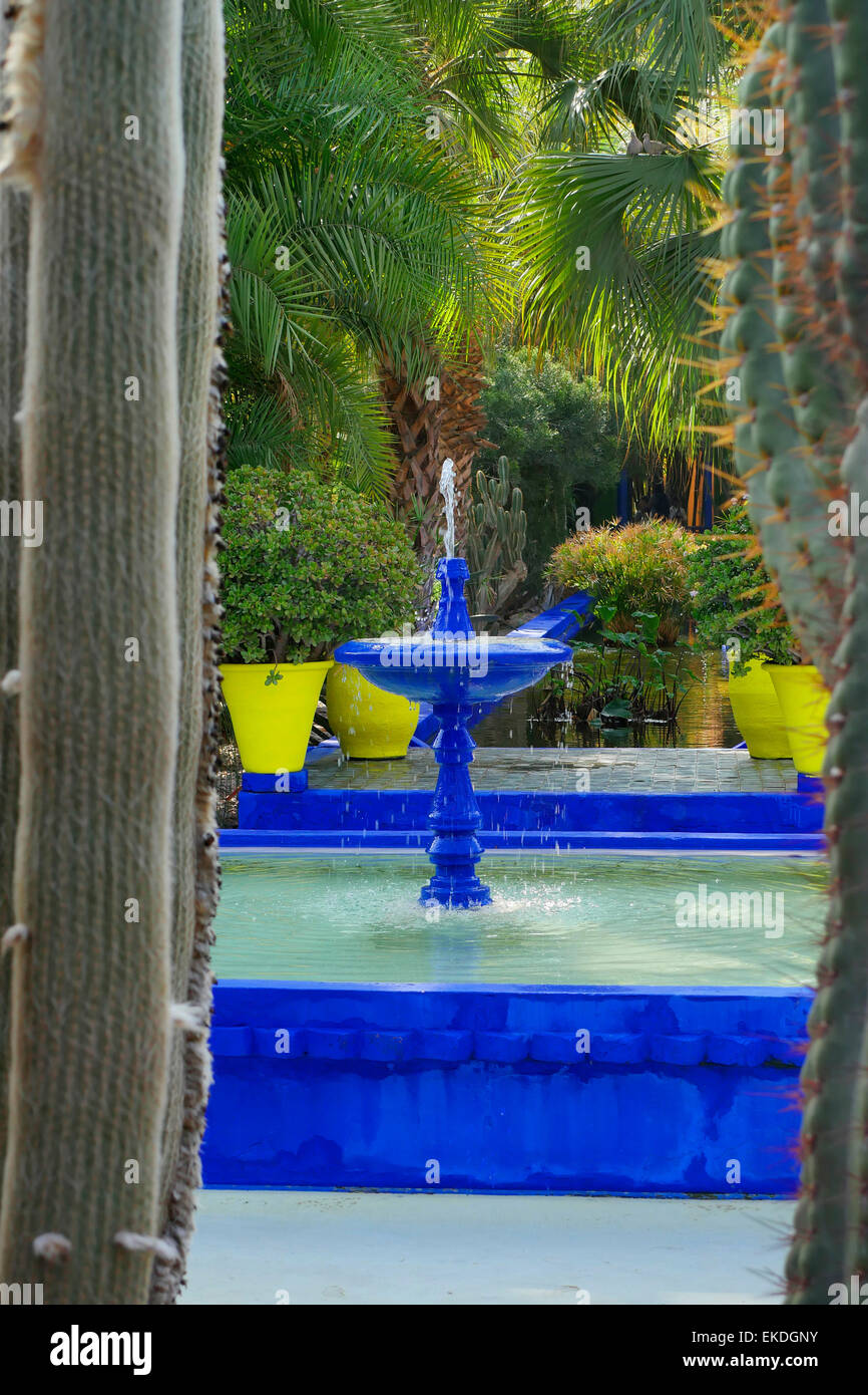 La fontana nel giardino Majorelle a Marrakech, Marocco Foto Stock