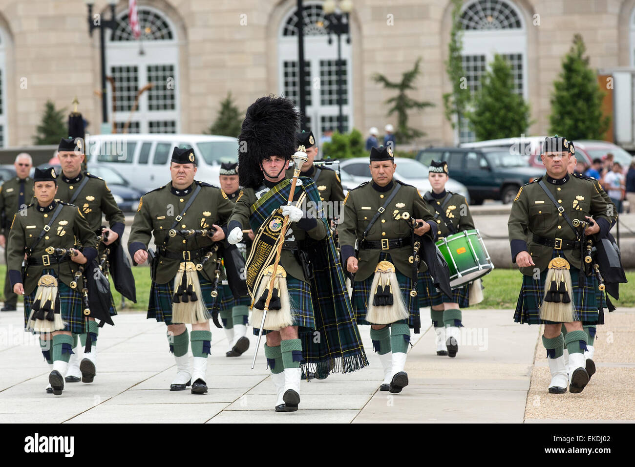 051414: Washington, D.C. - La polizia settimana tubazione annuale &AMP; il tamburo la competizione si è svolta a Ulysses S. Grant Memorial nella parte anteriore di U.S. Capitol. Il concorso ospita gruppi provenienti da tutto il negli Stati Uniti e in questo anno il CBP era rappresentata dal team Pattuglia di Confine e dell'Ufficio per le operazioni nel campo. Josh Danimarca Foto Stock