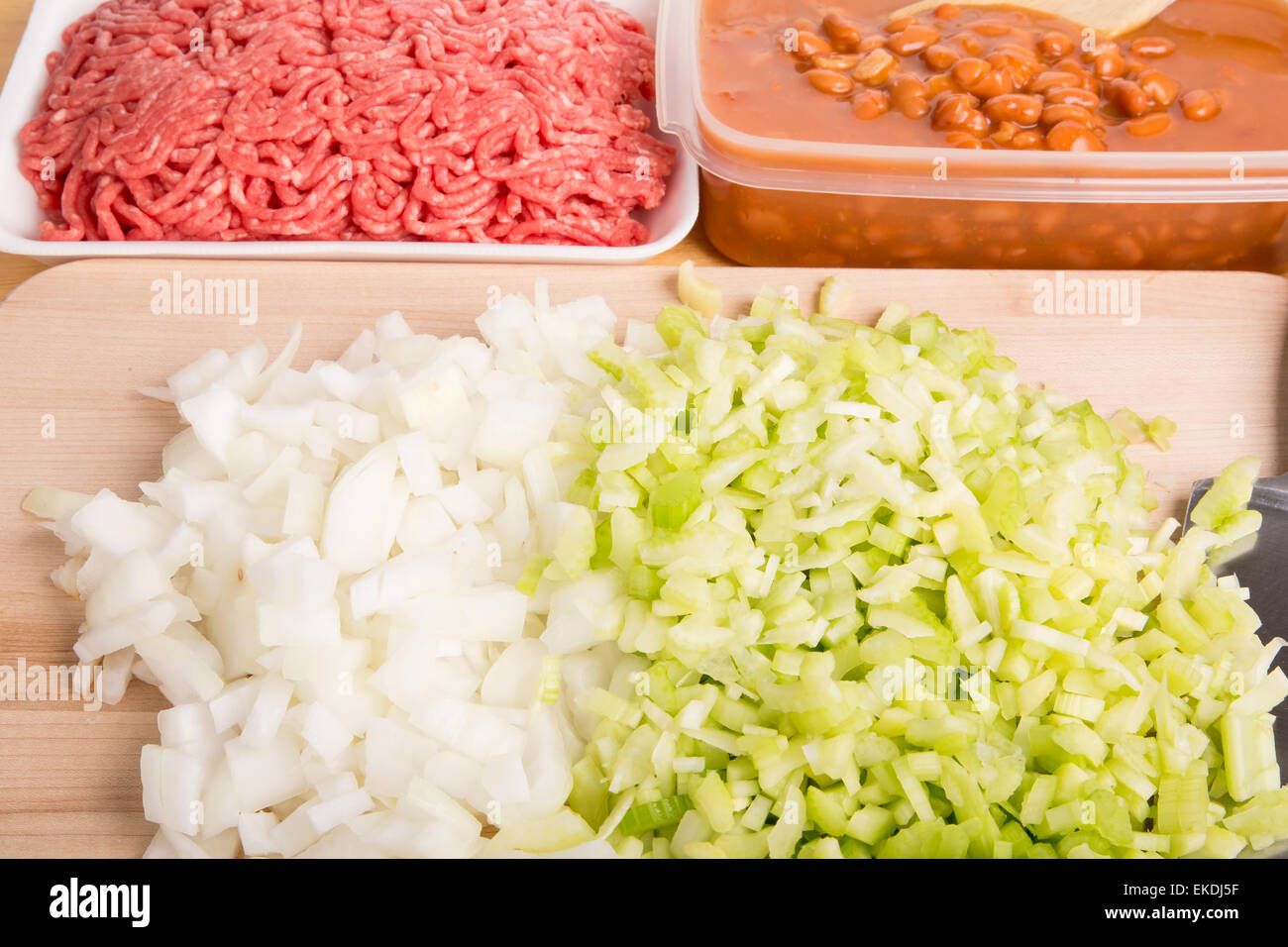 Gli ingredienti di chili di cipolle, sedano con carne macinata di manzo e fagioli bianchi Foto Stock