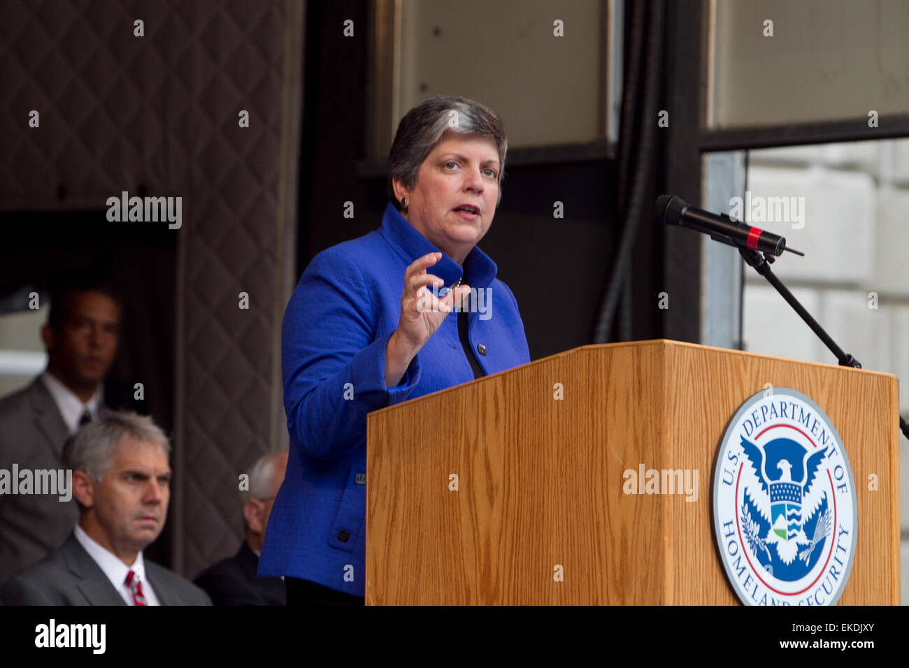 Il 9 settembre 2011, il CBP ha ospitato una cerimonia commemorativa in occasione del decimo anniversario degli attacchi dell'11 settembre 2001 al Ronald Reagan Building di Washington, D.C. Janet Napolitano, Segretario della sicurezza Nazionale, è stata la relatrice principale, onorando le persone colpite dagli attacchi e riconoscendo il ruolo del CBP nell'assicurare la nazione. Foto Stock