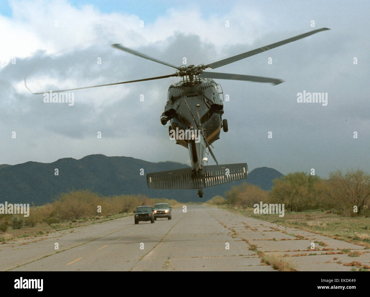 Una CBP scatola aria UH-60 Blackhawk elicottero intimidates due veicoli su un telecomando striscia di aria in America sudoccidentale della regione di confine. James Tourtellotte Foto Stock