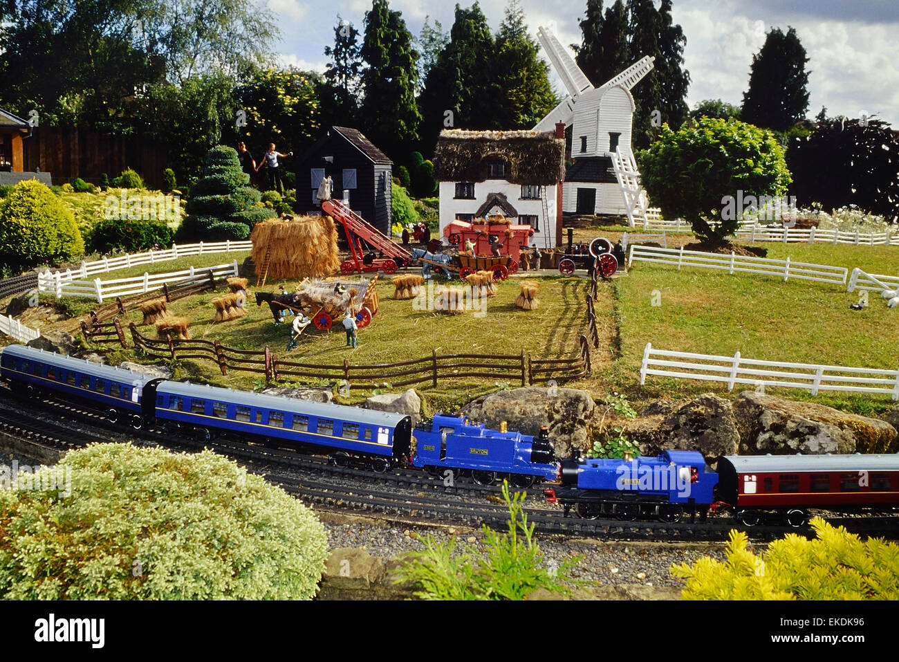 Treno, Agriturismo Mulino a vento e a Bekonscot Model Village e dalla stazione ferroviaria. Beaconsfield. Buckinghamshire. Inghilterra Foto Stock