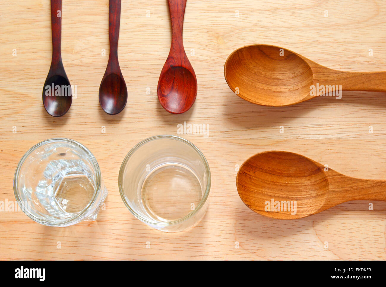 La raccolta di cucina in legno cucchiai di bicchierini su legno Foto Stock