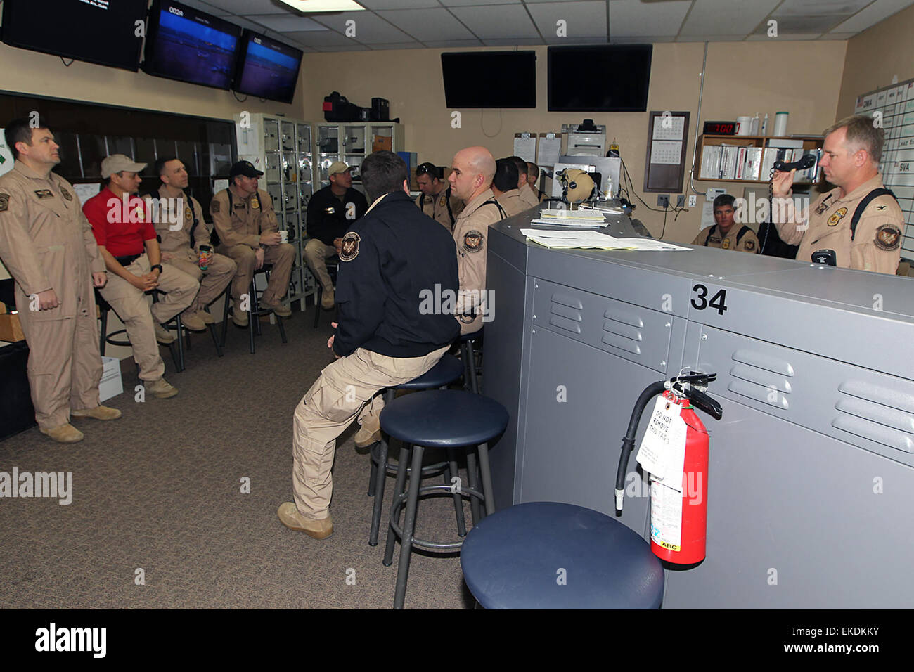 Arizona CBP Operazioni: Tucson Ufficio di aria marina e tenere premuto mattino si radunano per discutere di volo le operazioni quotidiane e la sicurezza prima di eventi del giorno. : Donna Burton Foto Stock