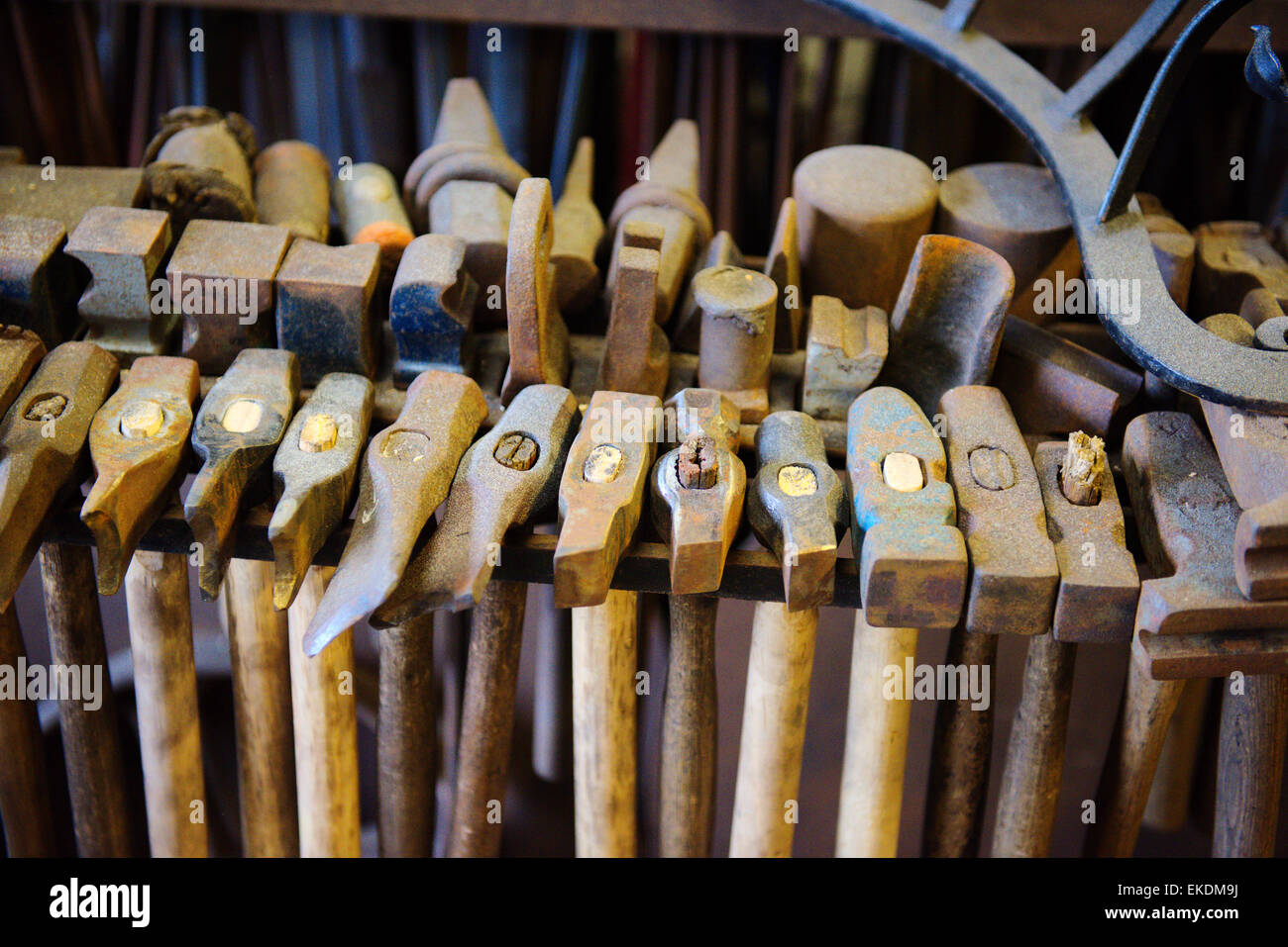 Varietà di martelli in rack come usato da fabbro a Westpoint Forge, REGNO UNITO Foto Stock