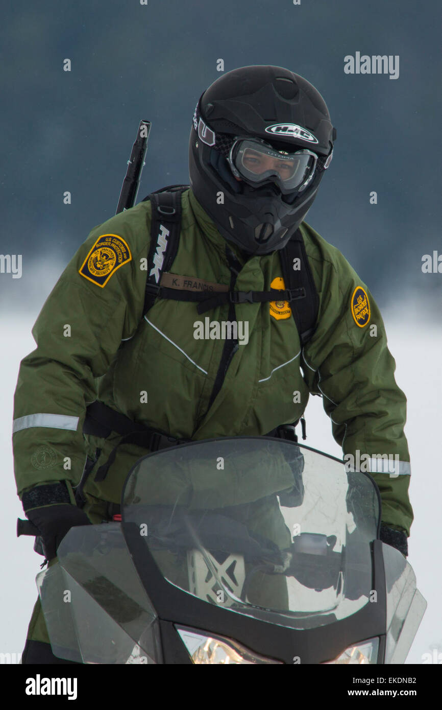 Gli agenti della pattuglia di frontiera del CBP conducono operazioni in climi freddi lungo il confine tra Stati Uniti e Canada nelle aree di Wellesley Island e Alexandria Bay di New York, pattugliando corsi d'acqua ghiacciati durante i mesi invernali. Foto Stock