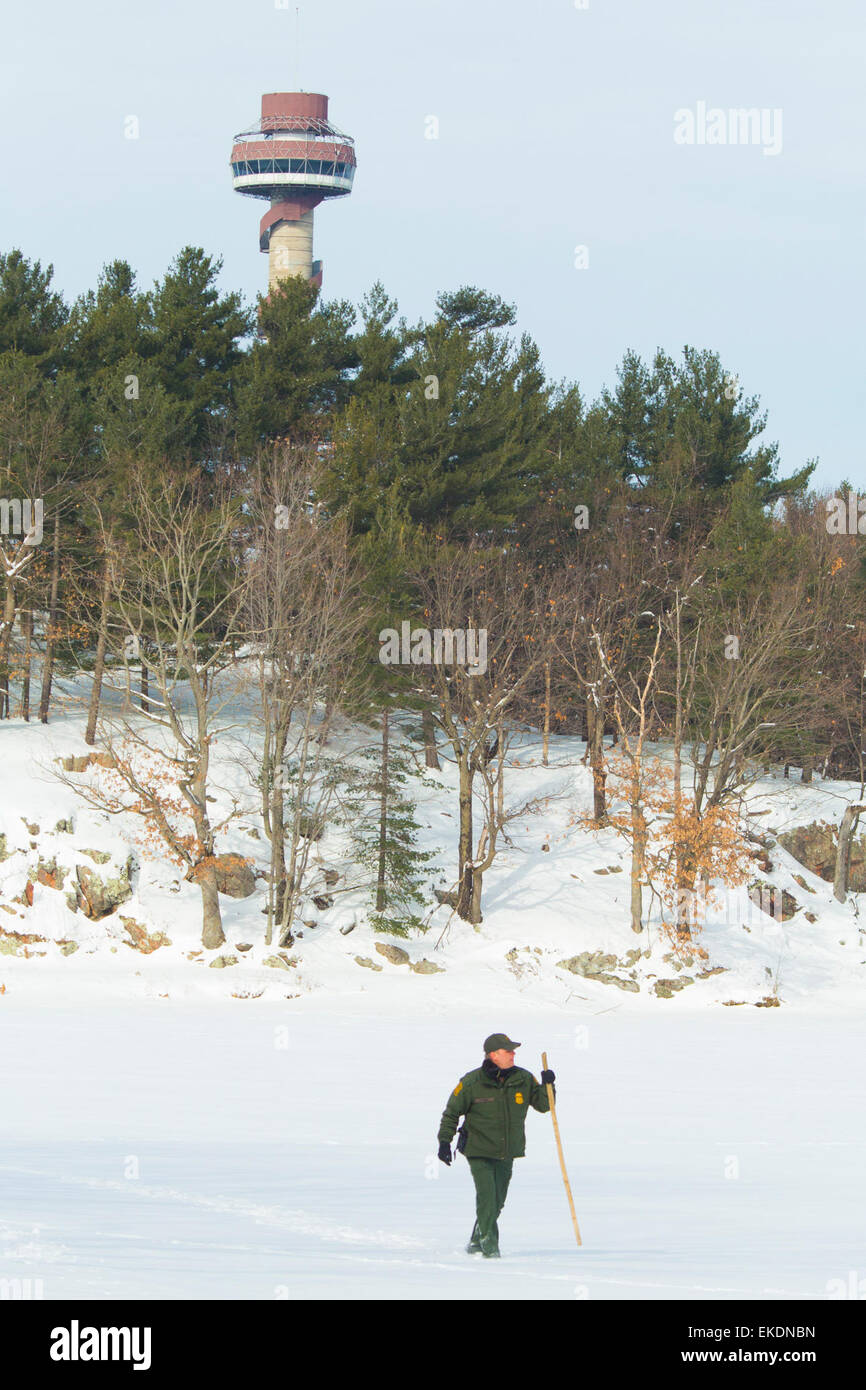 Il CBP Ufficio di Pattuglia di Confine conduce il funzionamento a basse temperature in Wellesley Island, Alessandria Bay e Clayton regione di New York lungo il confine tra gli Stati Uniti e il Canada. Una Pattuglia di Confine Agent passeggiate la zona nei pressi dell'U.S. Confine canadese. James Tourtellotte Foto Stock