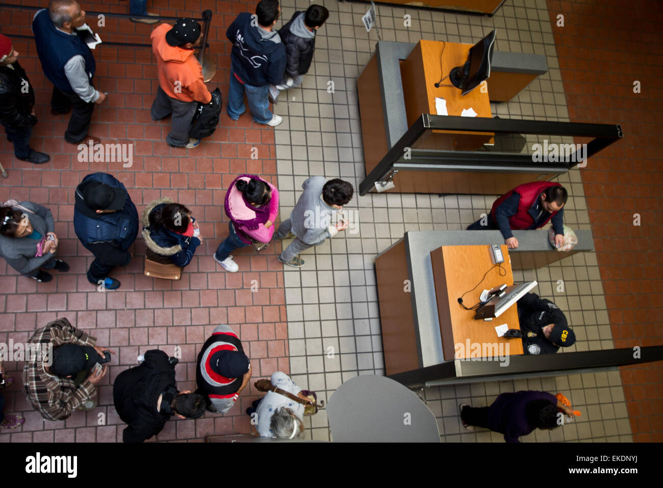 Al porto di entrata di Calexico in California, il traffico pedonale viene elaborato come parte delle operazioni quotidiane di attraversamento delle frontiere. Questo punto di ingresso principale è fondamentale sia per i veicoli che per i pedoni negli Stati Uniti Foto Stock