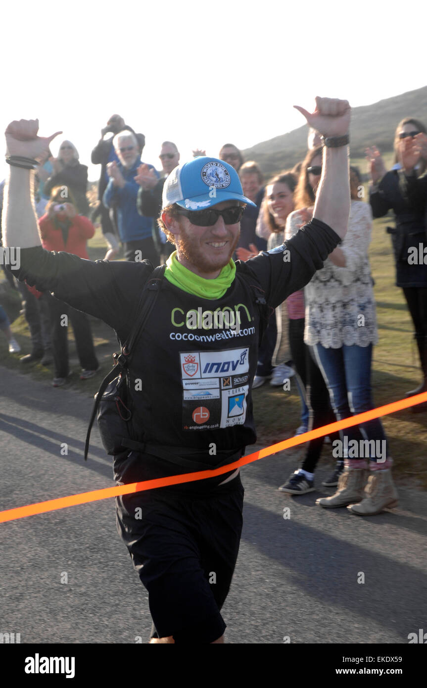 Kevin Carr completa il suo record correre intorno al mondo, tornando a Haytor Dartmoor Devon Regno Unito Foto Stock