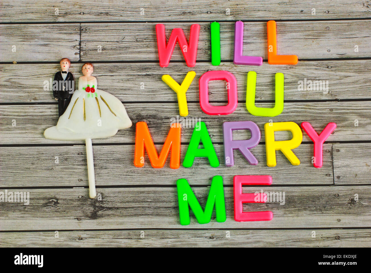 Matrimonio sposa e lo sposo giovane bambola con ti sposerà me colore Foto Stock
