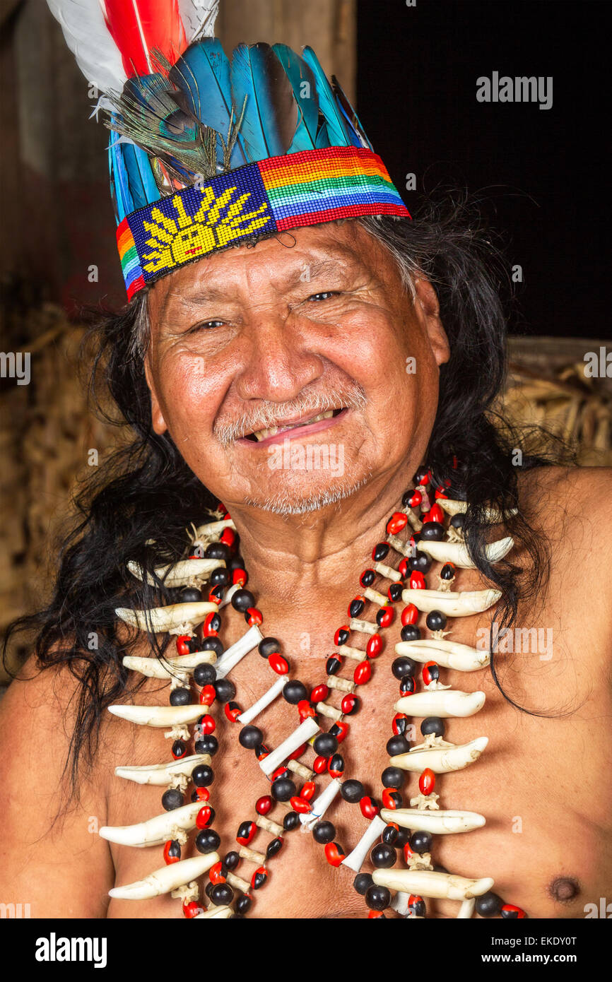Shaman in Amazzonia ecuadoriana durante una vera e propria cerimonia Ayahuasca Modello rilasciato le immagini come si vede in aprile 2015 Foto Stock