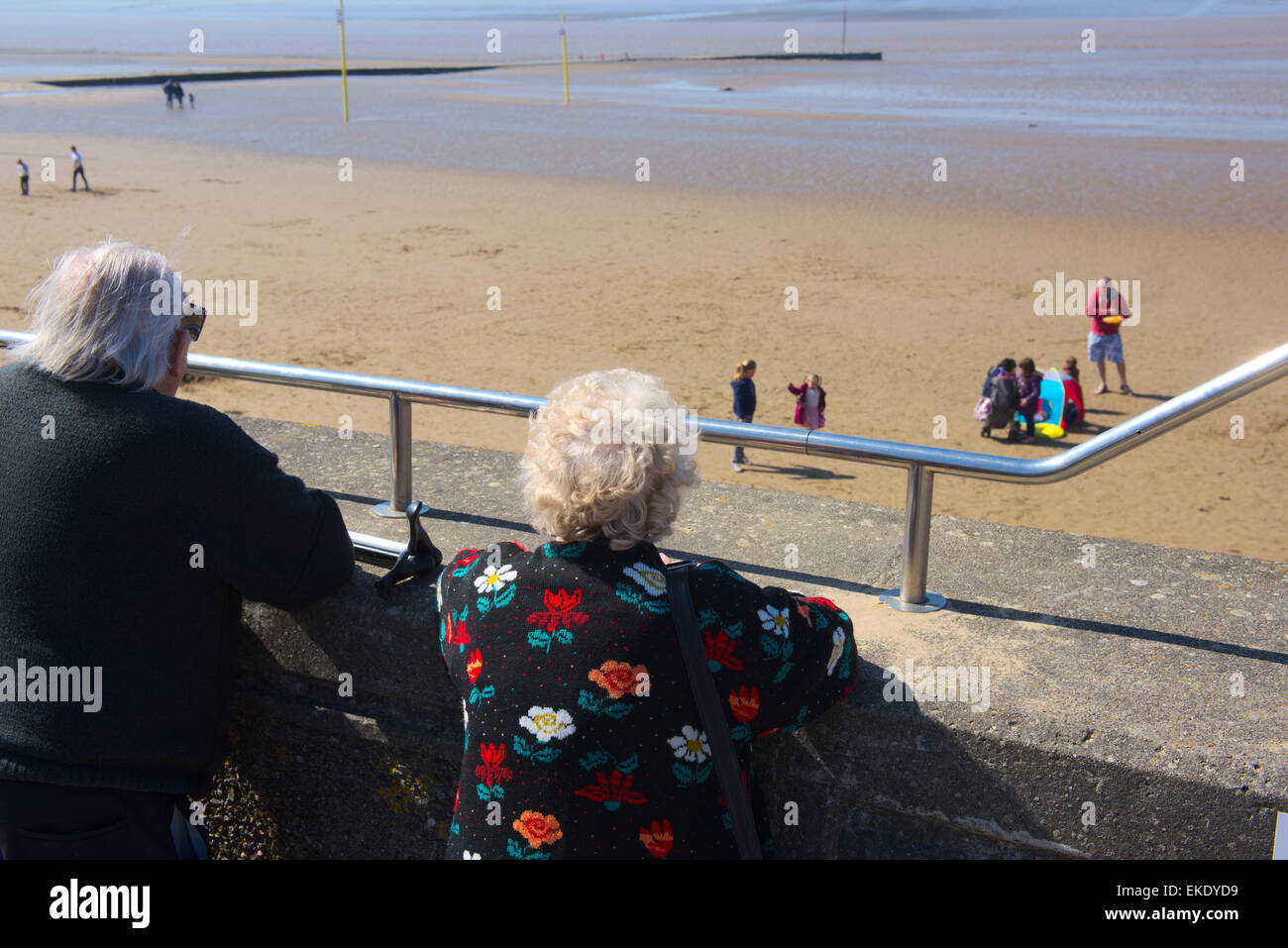 Coppia di anziani in cerca di famiglia sulla spiaggia di Burnham-on-Sea, Somerset Foto Stock