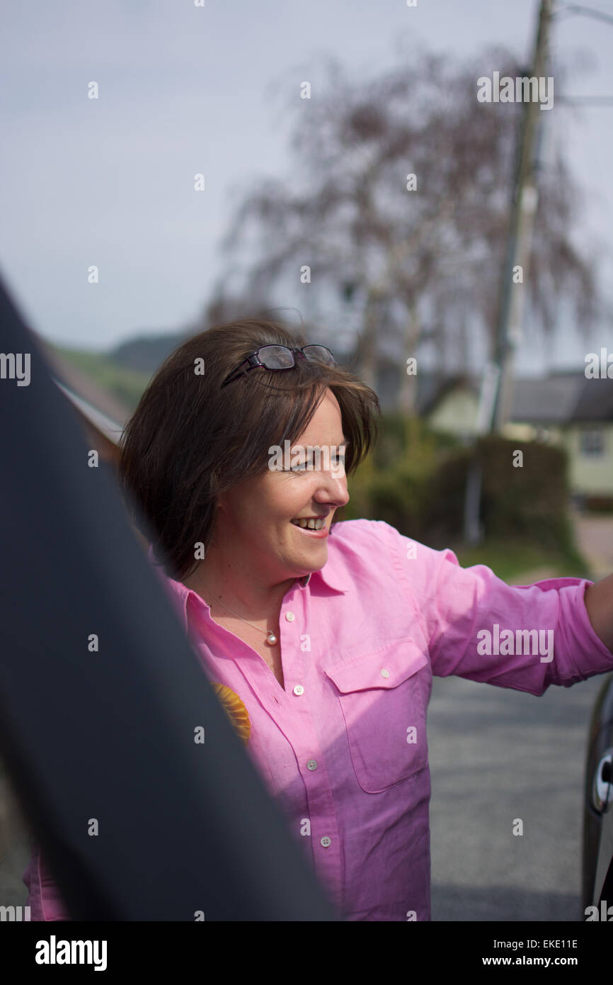 Elizabeth Evans fuori di campagna per Mark Williams nell'elezione generale 2015 in Ceredigion West Wales Foto Stock