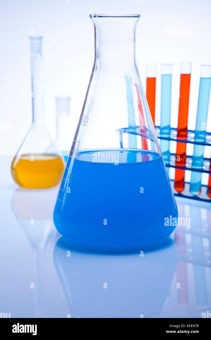 Laboratorio contenente vetro colore liquido Foto Stock