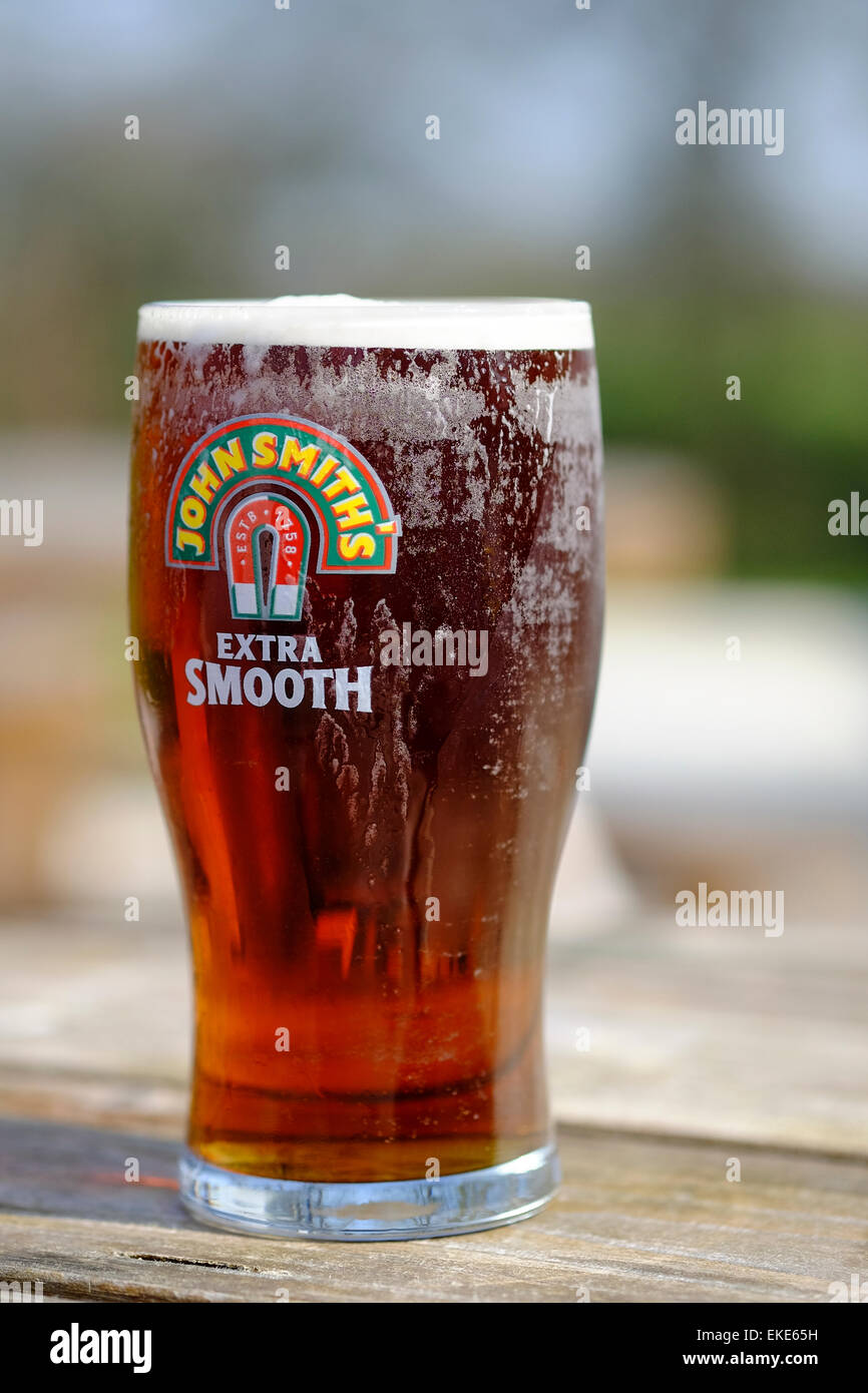 Il freddo pinta di John Smith è extra birra liscia Foto Stock