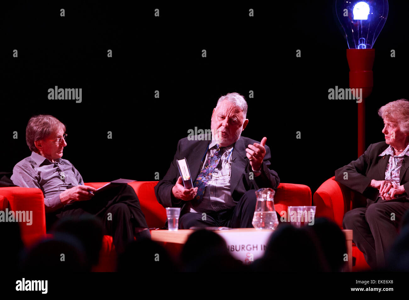 Edimburgo, Scozia, Regno Unito. Il 9 aprile 2015. Terry Waite entra a far parte di un pannello di esperti di cervello al Edinburgh International Festival della Scienza in una discussione su come il cervello copes in una crisi. Foto di L-R Sir Colin Blakemore, Terry Waite e Dr Maria Baker. Credito: pak@ Mera/Alamy Live News Foto Stock