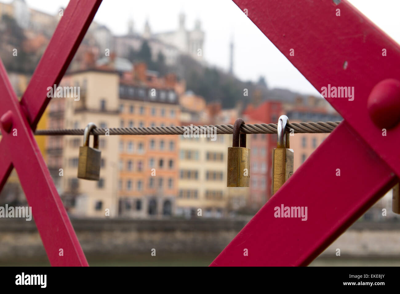 Serrature di amore impiccati sulle passerelle Saint-Georges passerella sul fiume, il simbolo del lucchetto per eterna amicizia e amore Foto Stock