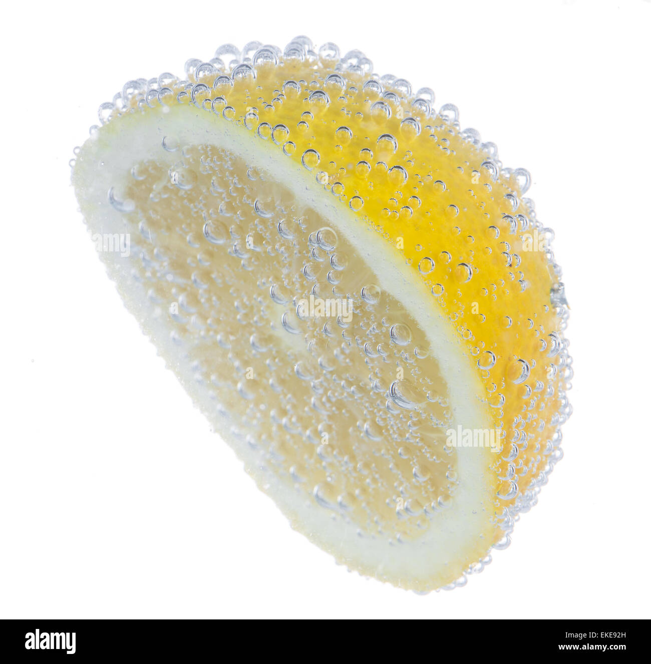 Limone fresco in acqua con bolle Foto Stock