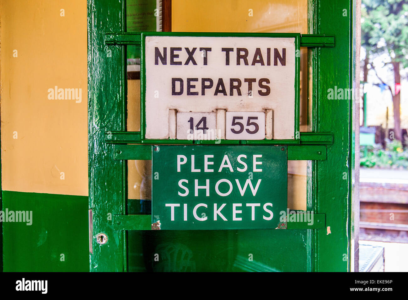 Oggi Tarin tempo s segno a Leamington Spa Stazione, linea di crescione, metà Hants Railway, Hampshire, Inghilterra, Regno Unito Foto Stock