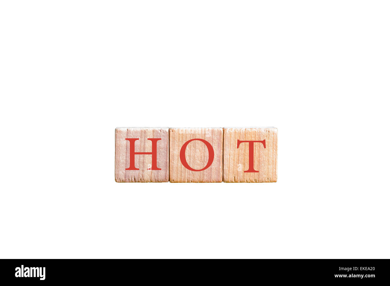 Parola calda. Legno cubetti di piccole dimensioni con lettere rosse isolato su sfondo bianco con copia spazio disponibile. Concetto di immagine. Foto Stock