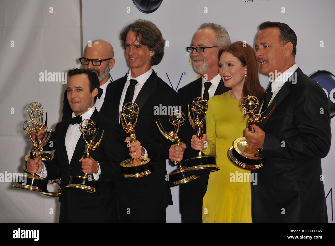 LOS ANGELES, CA - 23 settembre 2012: Gioco cambiare star Julianne Moore & exec. produttore Tom Hanks & cast al sessantaquattresimo Primetime Emmy Awards presso il Nokia Theatre LA LIVE. Foto Stock