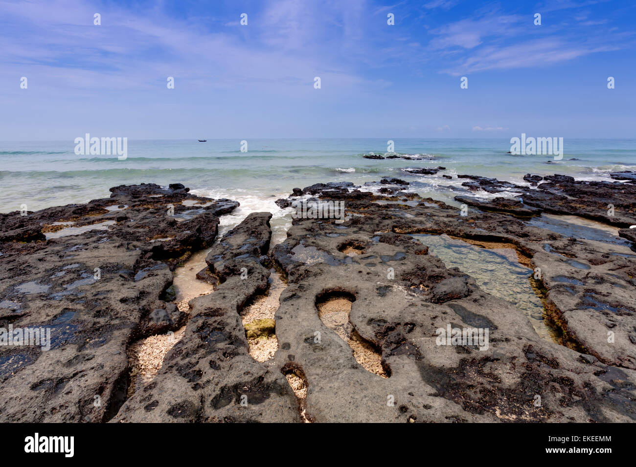 Tropical seascape - rocce , il mare e il cielo blu Foto Stock