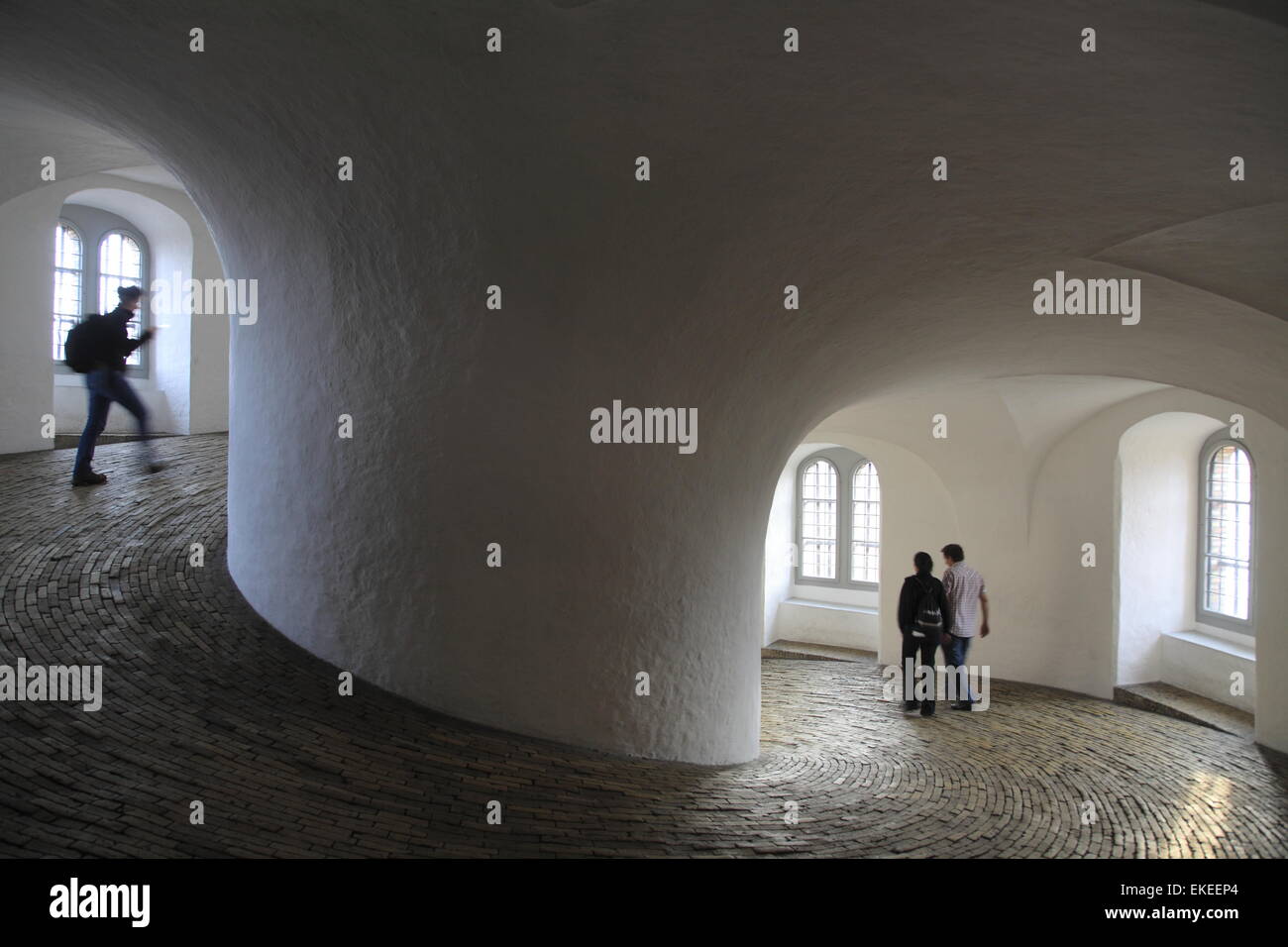 Vista interna della rampa a spirale di Rundetarn seicentesca osservatorio astronomico torre rotonda in Copenhagen DANIMARCA Foto Stock