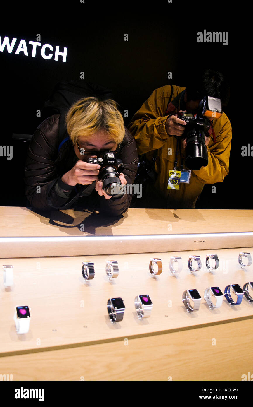 Tokyo, Giappone. 10 Aprile, 2015. I membri della stampa scattare foto dei campioni di Apple guarda sul display durante l'evento di apertura del nuovo specialista Apple Watch shop on April 10, 2015, Tokyo, Giappone. Da oggi i clienti possono toccare, controllare e il pre-ordine del nuovo Apple Guarda che sarà in vendita in 9 paesi da aprile 24th. Il top della linea gold modello è disponibile al prezzo di US$17.000 e Apple è di promuovere anche il guardare nelle riviste di moda e con lo specialista Guarda i negozi come questo nel lusso Isetan department store di Tokyo. Credito: Aflo Co. Ltd./Alamy Live News Foto Stock