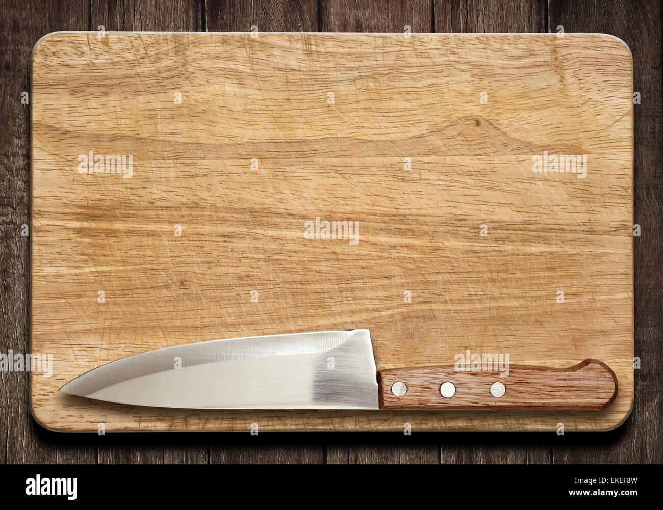 Tagliere e coltello sul vecchio tavolo in legno Foto Stock