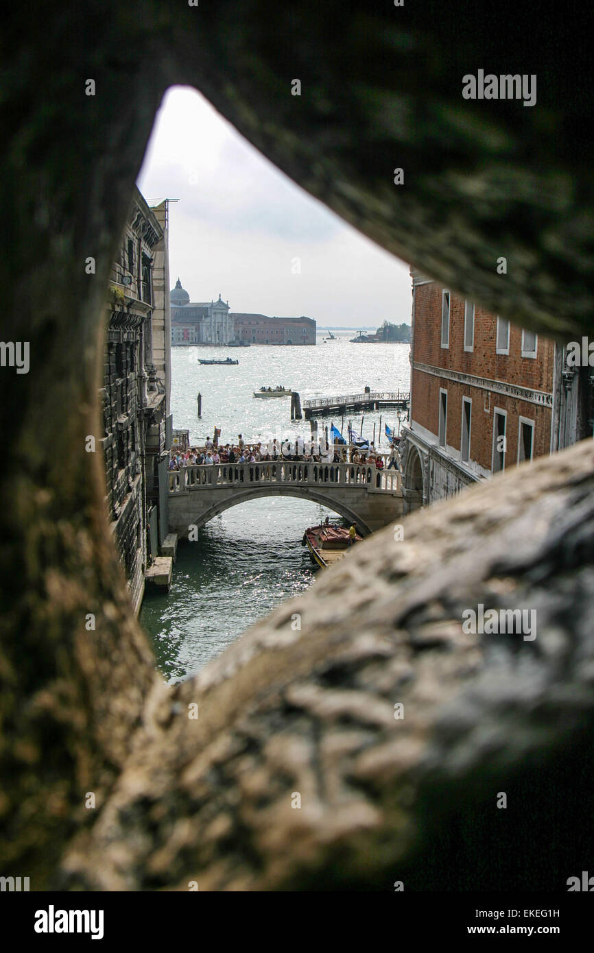 Venezia, Provincia di Venezia, Italia. 6 Ottobre, 2004. Guardando verso il rio di Palazzo canal al ponte della Paglia (Ponte di paglia), e l'isola di San Giorgio Maggiore attraverso il Bacino San Marco (St. Segna bacino), dal famoso Ponte dei Sospiri (Ponte dei Sospiri).Il nome del ponte di cui all'sospiri di prigionieri passando dal Palazzo dei Dogi alla loro cella di prigione come presero un ultimo sguardo alla libertà e Venezia. Venezia è una delle più popolari destinazioni turistiche internazionali. © Arnold Drapkin/ZUMA filo/Alamy Live News Foto Stock