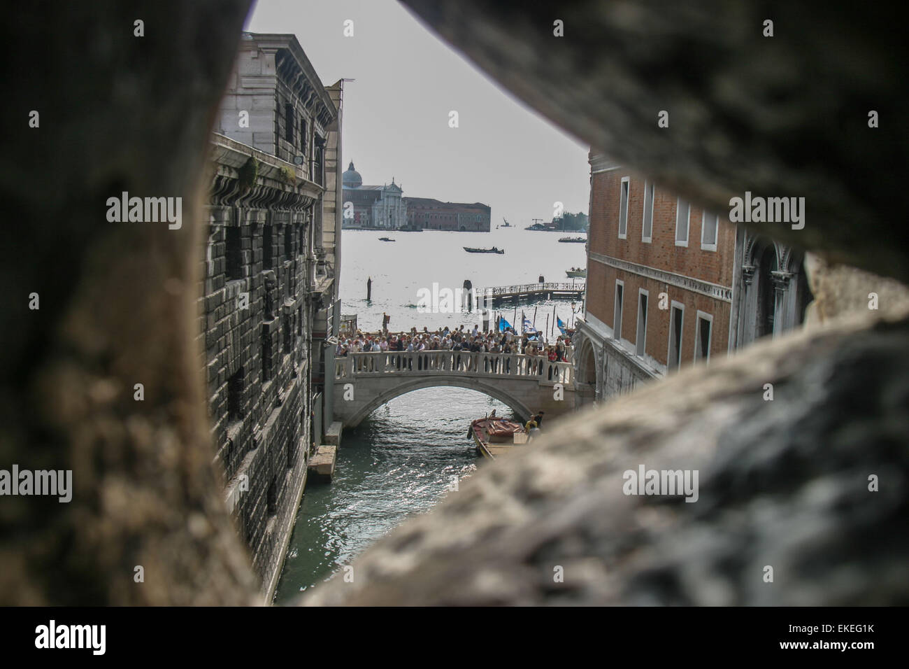 Venezia, Provincia di Venezia, Italia. 6 Ottobre, 2004. Guardando verso il rio di Palazzo canal al ponte della Paglia (Ponte di paglia), e l'isola di San Giorgio Maggiore attraverso il Bacino San Marco (St. Segna bacino), dal famoso Ponte dei Sospiri (Ponte dei Sospiri).Il nome del ponte di cui all'sospiri di prigionieri passando dal Palazzo dei Dogi alla loro cella di prigione come presero un ultimo sguardo alla libertà e Venezia. Venezia è una delle più popolari destinazioni turistiche internazionali. © Arnold Drapkin/ZUMA filo/Alamy Live News Foto Stock