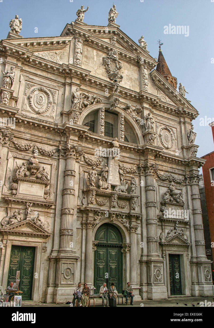 Venezia, Provincia di Venezia, Italia. 6 Ottobre, 2004. L'elaborata facciata barocca, coperto di incisioni, del VIII secolo la chiesa di San MoisÃ" (o di San MoisÃ¨ Profeta) e il suo mattone sparato campanile (campanile) a Venezia, Italia. Onora il Vecchio Testamento profeta Mosè come pure un veneziano che ha pagato per la sua ricostruzione nel IX secolo. Venezia è una delle più popolari destinazioni turistiche internazionali. © Arnold Drapkin/ZUMA filo/Alamy Live News Foto Stock