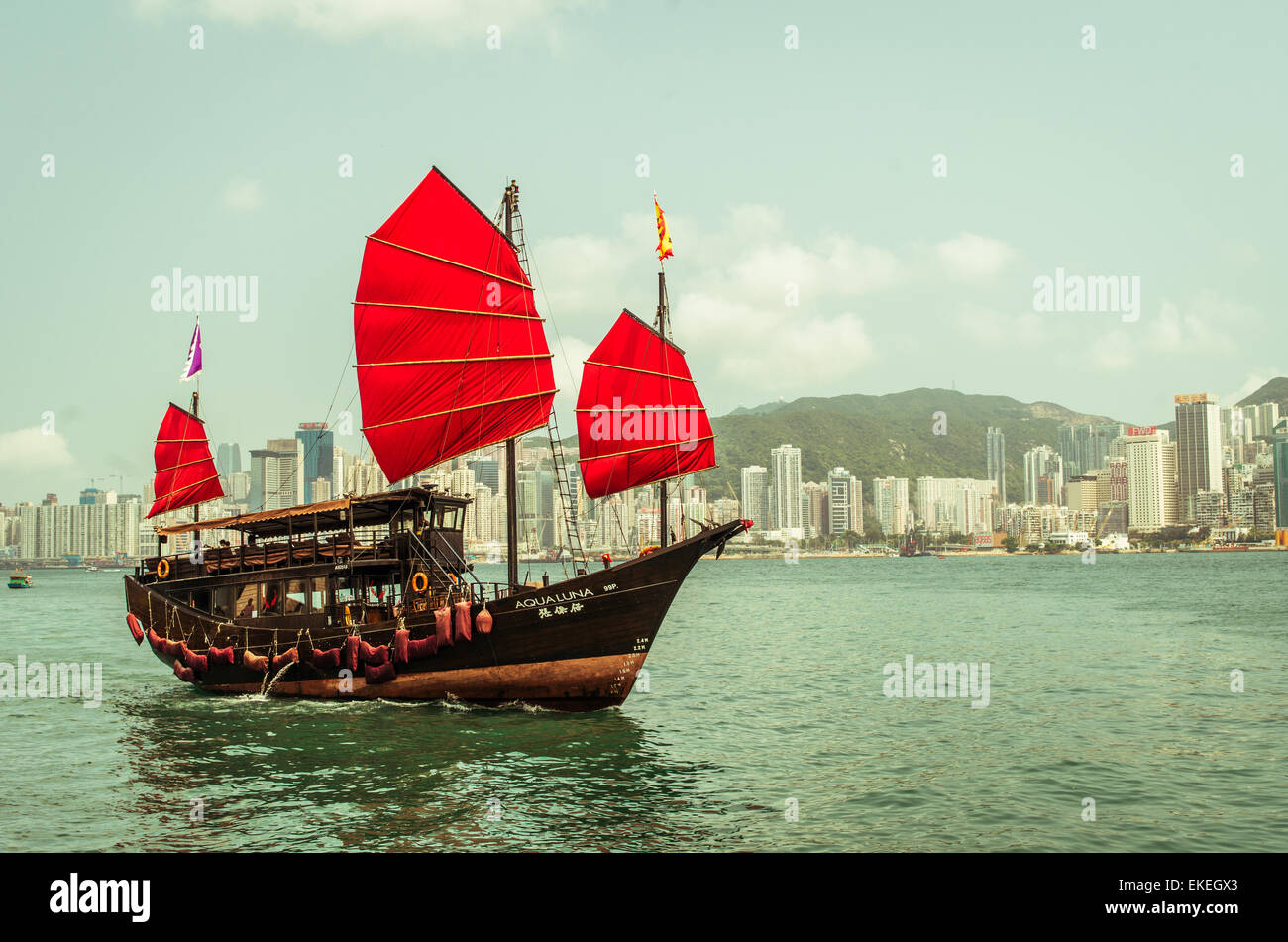 Junk crociera nel Porto Victoria di Hong Kong. Foto Stock