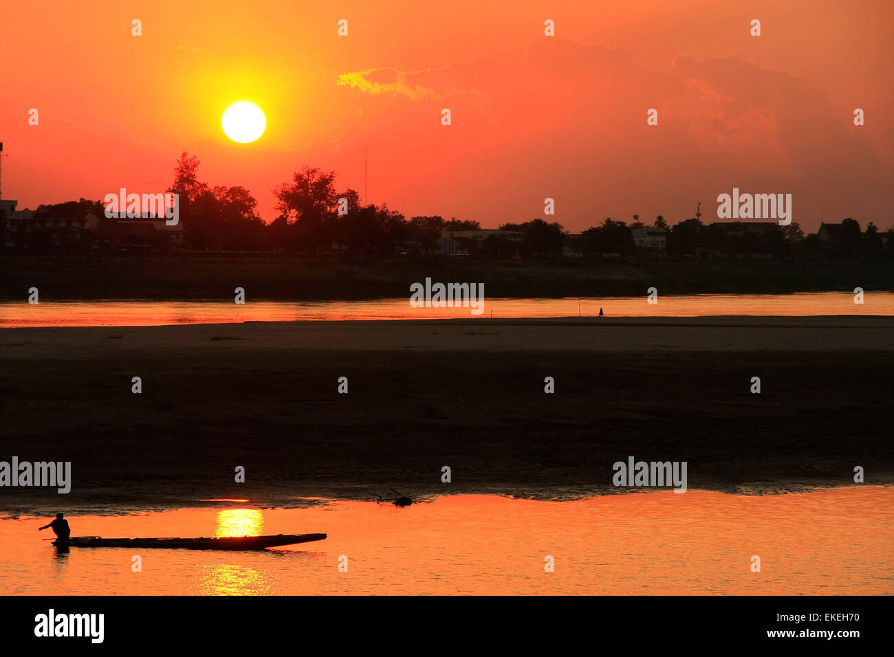 Stagliano barca sul fiume Mekong al tramonto, Vientiane, Laos, sud-est asiatico Foto Stock