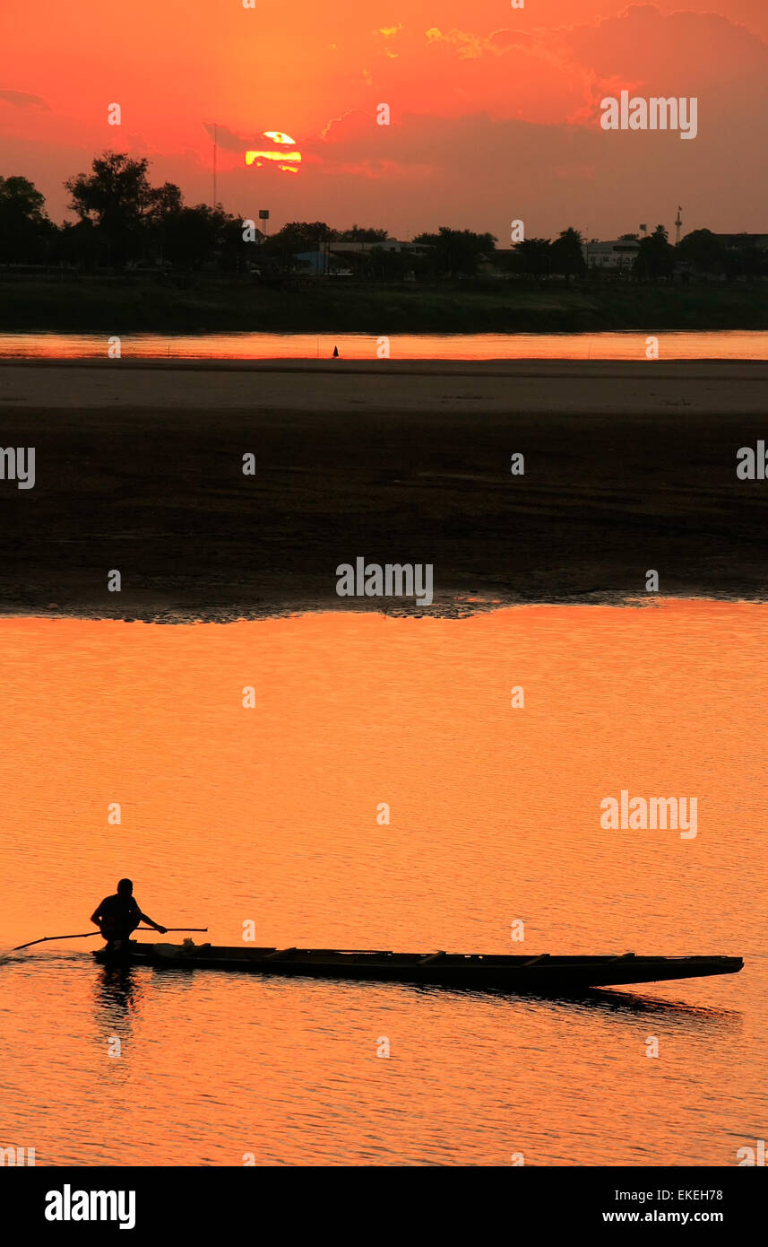 Stagliano barca sul fiume Mekong al tramonto, Vientiane, Laos, sud-est asiatico Foto Stock