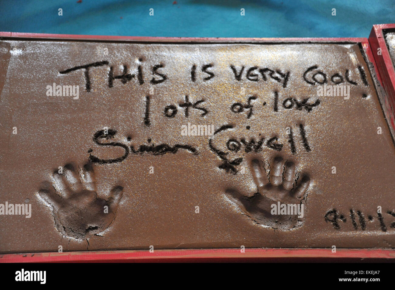 LOS ANGELES, CA - 11 settembre 2012: Simon Cowell's Handprints a Grauman's Chinese Theater, Hollywood, dove i giudici per X Factor USA sono stati onorati. Foto Stock