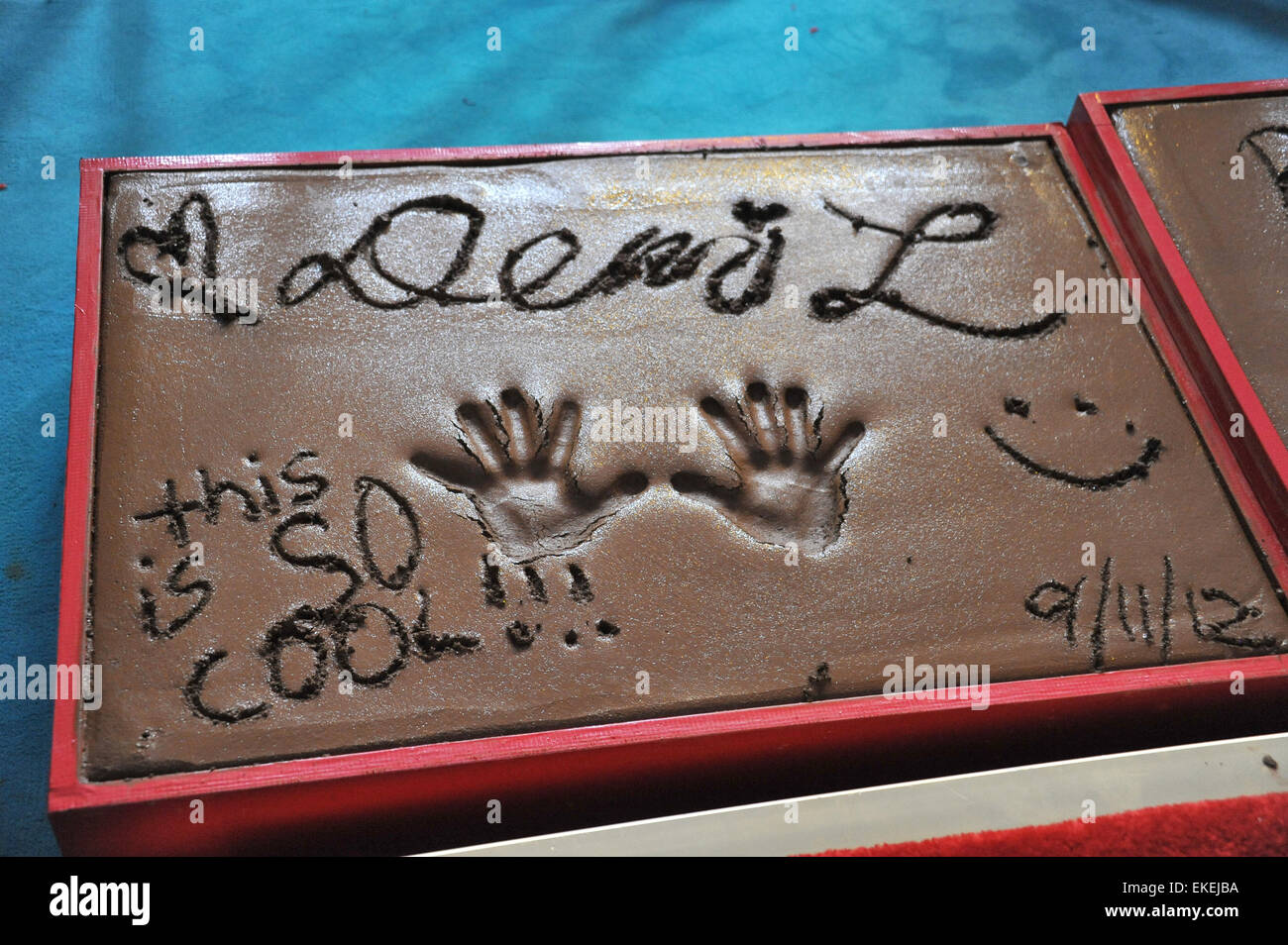 LOS ANGELES, CA - 11 settembre 2012: Demi Lovato's Handprints a Grauman's Chinese Theater, Hollywood, dove i giudici per X Factor USA sono stati onorati. Foto Stock