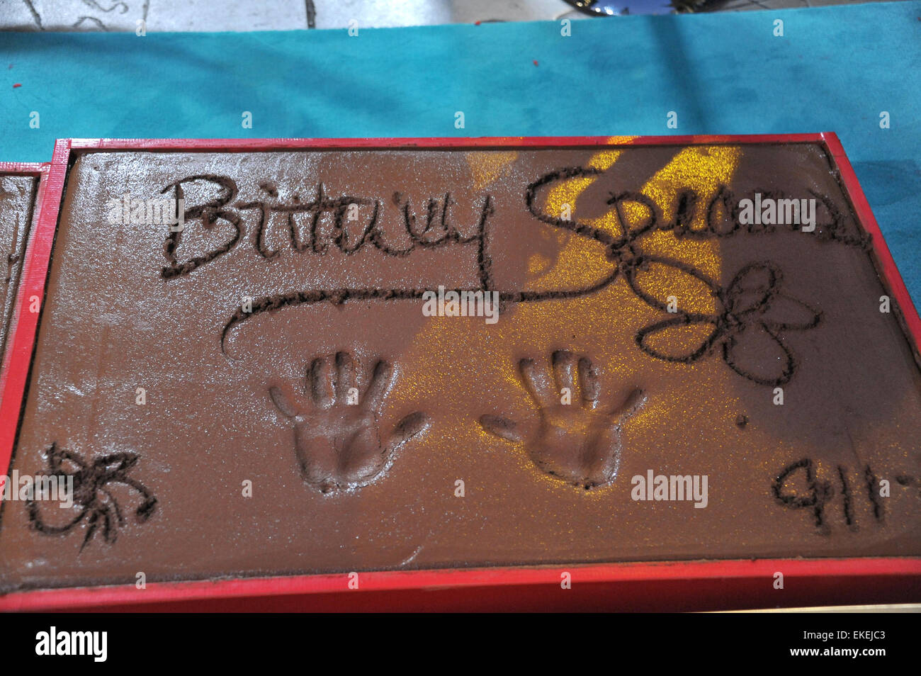 LOS ANGELES, CA - 11 settembre 2012: Britney Spears' Handprints a Grauman's Chinese Theater, Hollywood, dove i giudici per X Factor USA sono stati onorati. Foto Stock