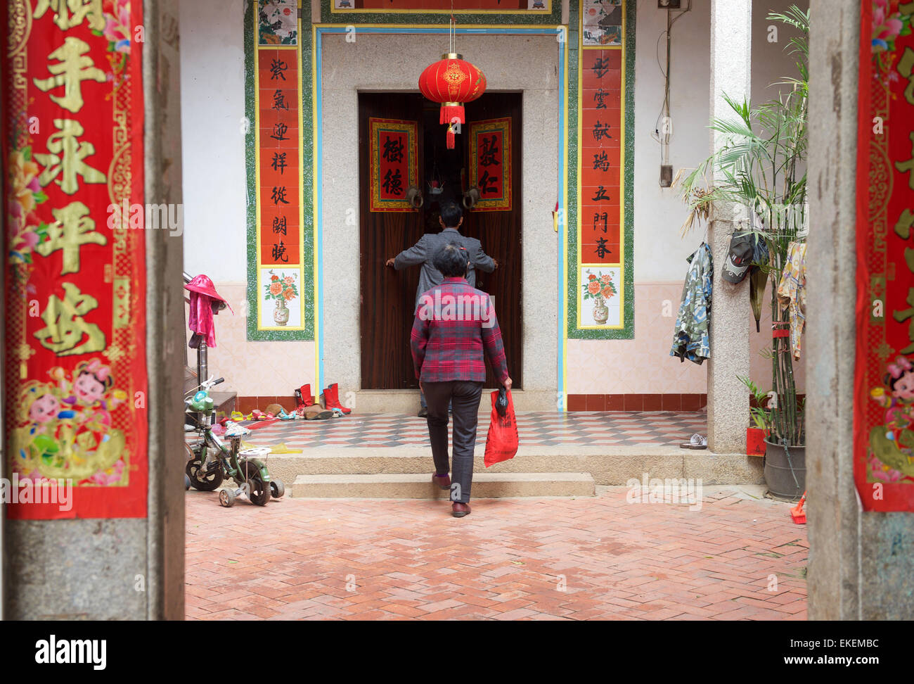 Gulei, la Cina della provincia del Fujian. 9 apr, 2015. Gli abitanti di un villaggio di Chen Yueming e Lin Lanfeng ritorno a casa dopo essere stato evacuato per un incendio presso un vicino impianto chimico in Gulei, a sud-est della Cina di provincia del Fujian, Aprile 9, 2015. L'olio fuoriuscito da un impianto di xilene in Tenglong idrocarburo aromatico (Zhangzhou) Co. Ltd. Gulei sulla penisola di Zhangzhou City ha preso fuoco e portato a esplosioni a tre serbatoi nelle vicinanze. Circa 30.000 residenti sono stati evacuati. © Jiang Kehong/Xinhua/Alamy Live News Foto Stock