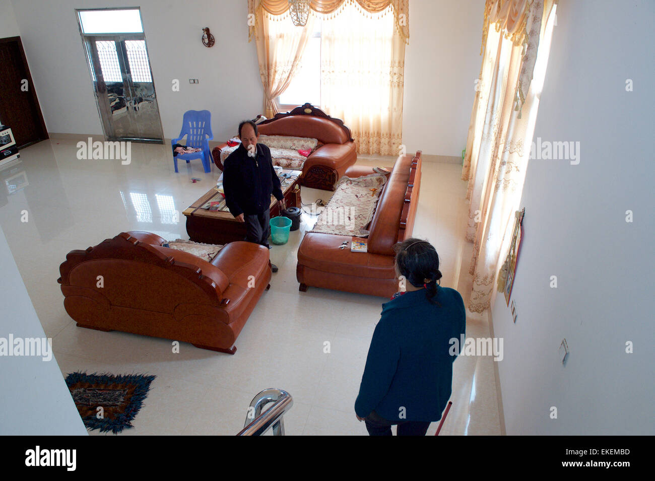 Gulei, la Cina della provincia del Fujian. 9 apr, 2015. Gli abitanti di un villaggio di Lin Baozhang (L) e Hong Xilai ritorno a casa dopo essere stato evacuato per un incendio presso un vicino impianto chimico in Gulei, a sud-est della Cina di provincia del Fujian, Aprile 9, 2015. L'olio fuoriuscito da un impianto di xilene in Tenglong idrocarburo aromatico (Zhangzhou) Co. Ltd. Gulei sulla penisola di Zhangzhou City ha preso fuoco e portato a esplosioni a tre serbatoi nelle vicinanze. Circa 30.000 residenti sono stati evacuati. © Jiang Kehong/Xinhua/Alamy Live News Foto Stock