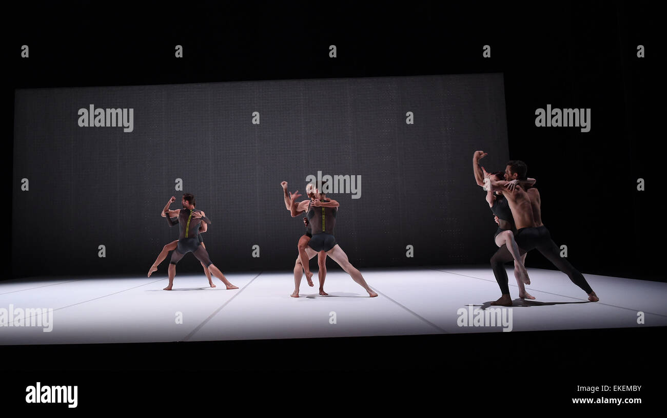 Wolfsburg, Germania. 09Apr, 2015. Ballerini con la Sydney Dance Company provare per una performance per il Movimentos Dance Theatre in Wolfsburg, Germania, 09 aprile 2015. Il Moviementos Festival inizia il 10 aprile 2015 con la Sydney Dance Company's premiere europeo della coreografia "2 uno all'altro.' nelle prossime settimane per un totale di 67 eventi culturali sarà mostrato sotto il tema di questo anno di "pace". photo: HOLGER HOLLEMANN/dpa/Alamy Live News Foto Stock