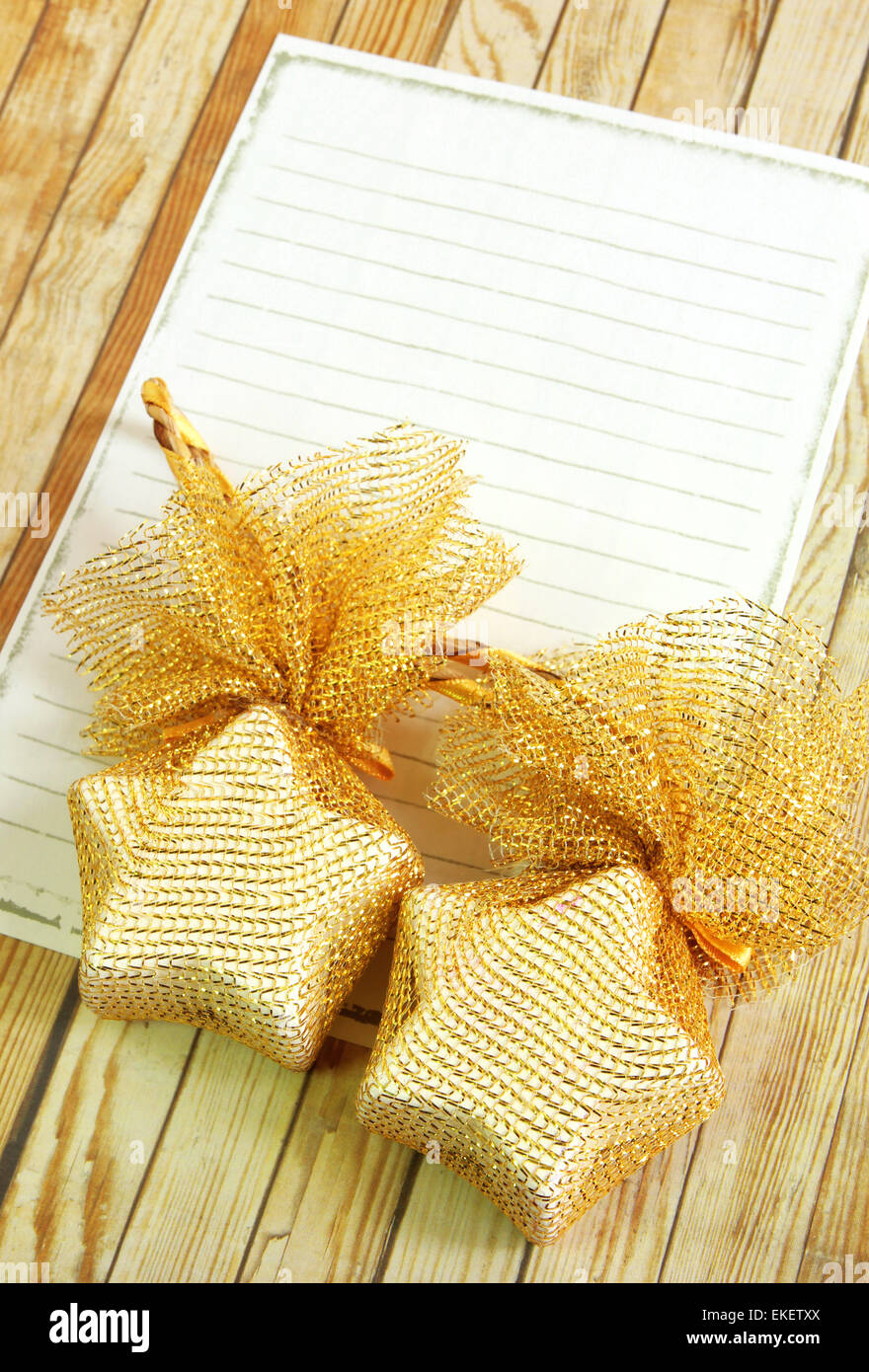 Decorazione di natale con notebook in bianco su sfondo di legno Foto Stock