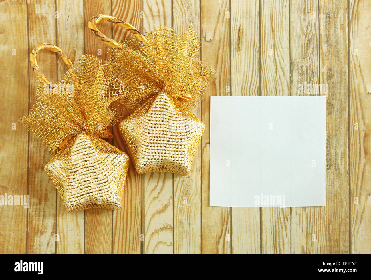 Decorazione di natale con notebook in bianco su sfondo di legno Foto Stock