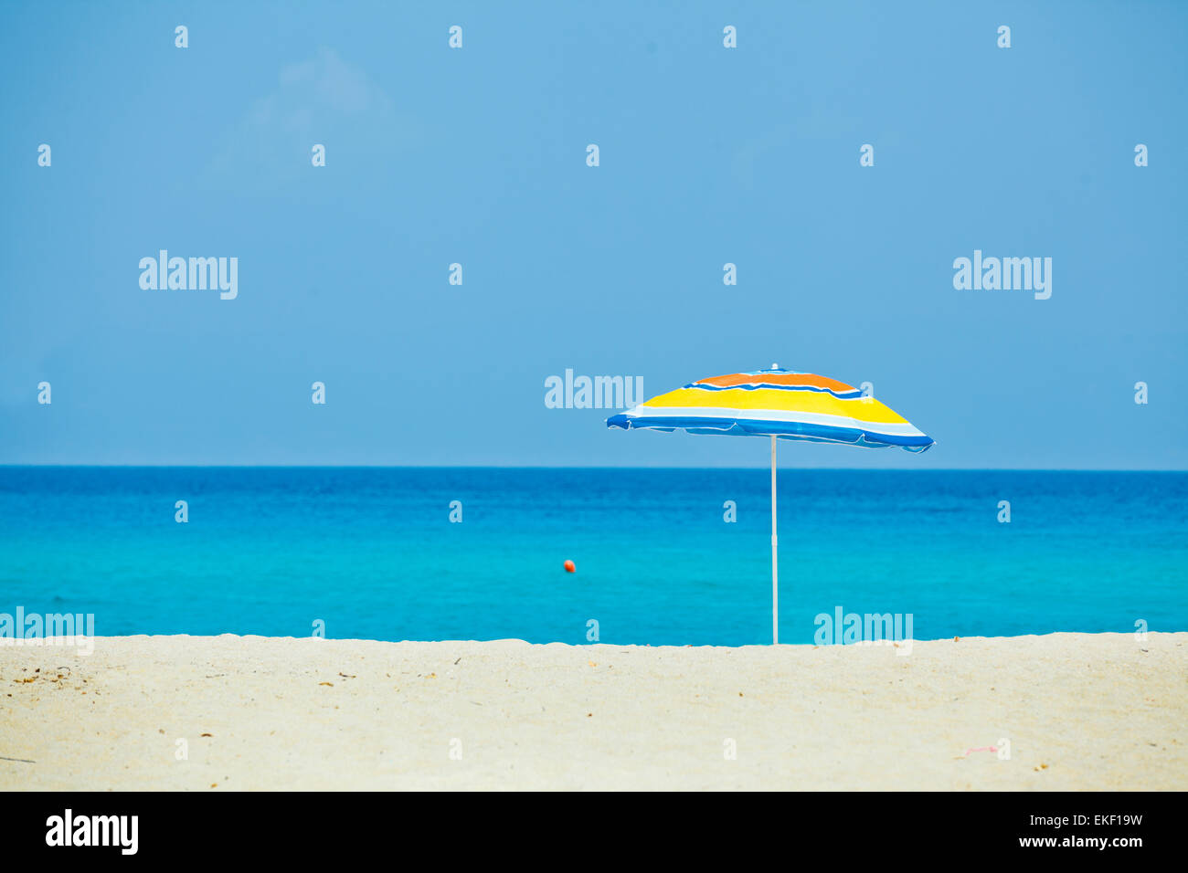 Ombrellone in spiaggia. Foto Stock