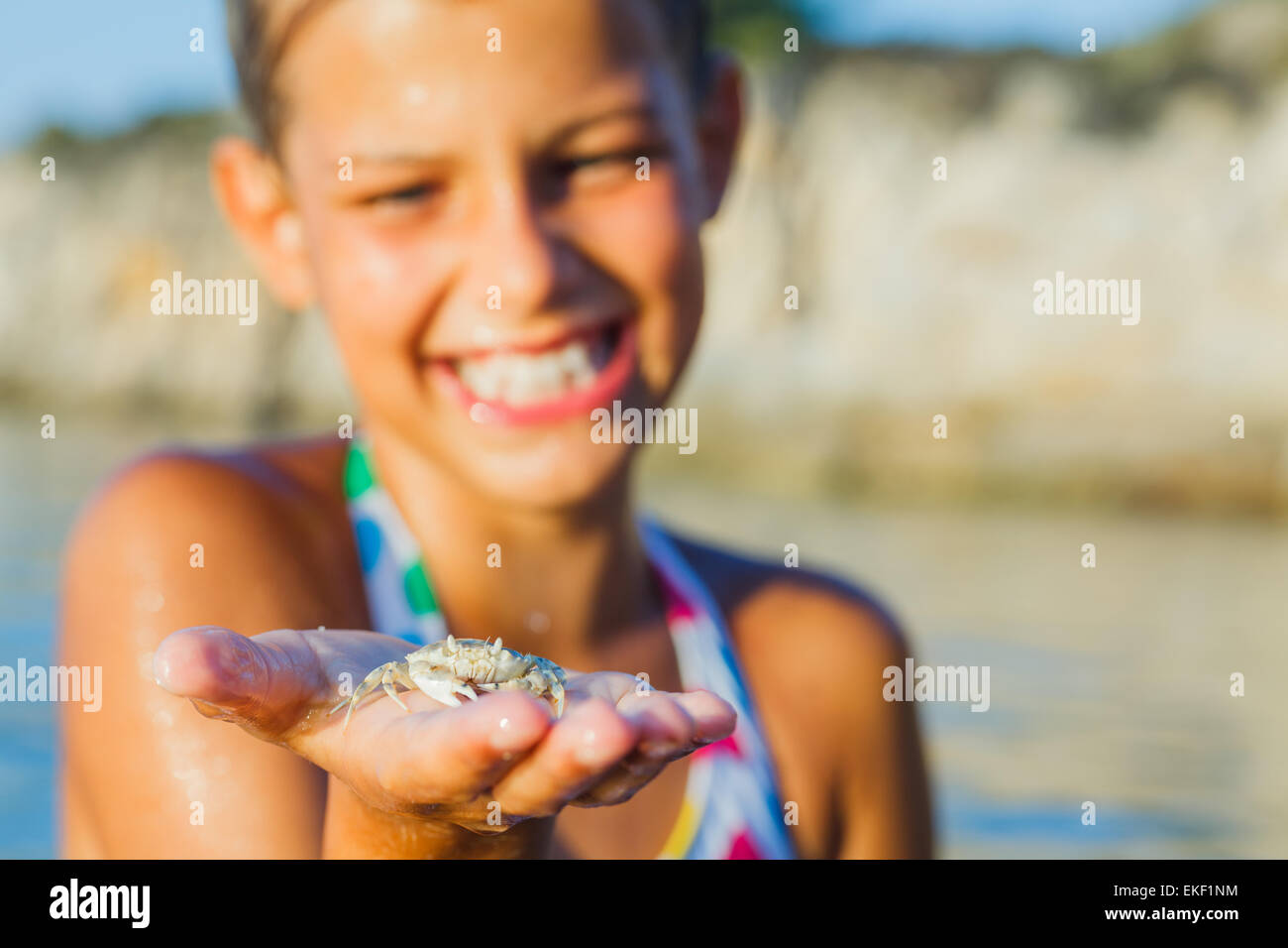 Ragazza con il granchio Foto Stock